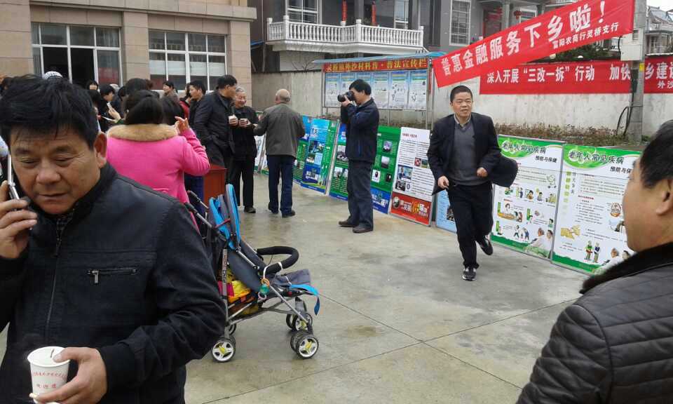 富阳区科协在灵桥镇举办大型送科技下乡运动